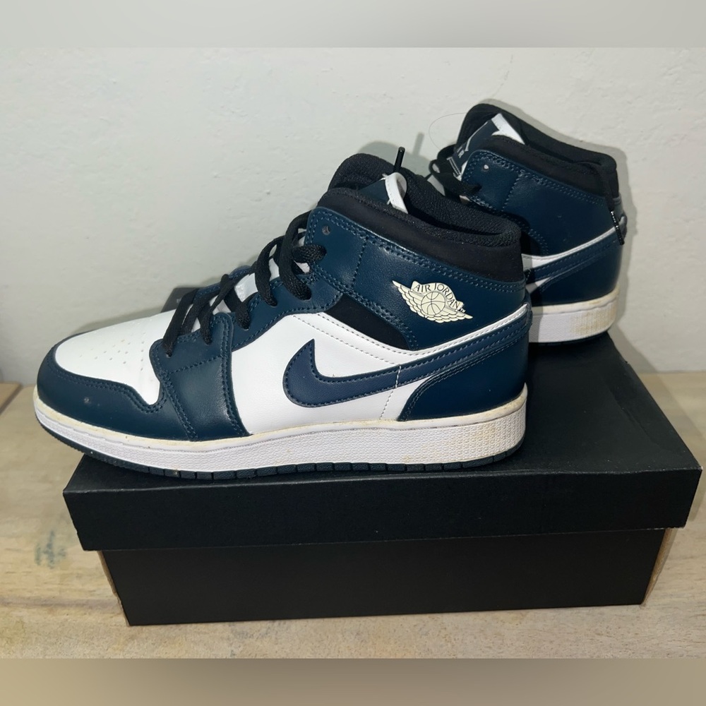 Air Jordan 1 Mid Youth Shoes